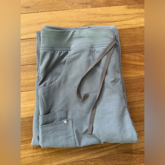 Figs Kade Cargo Scrub Pants - Picture 5 of 6